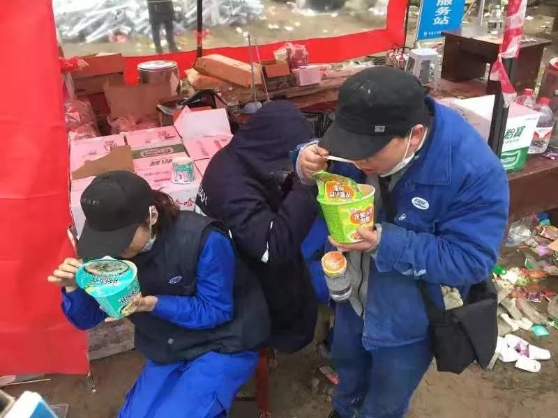 武船集團(tuán)援建突擊隊(duì)員通宵作業(yè)后，2月2日晨在施工現(xiàn)場吃早餐
